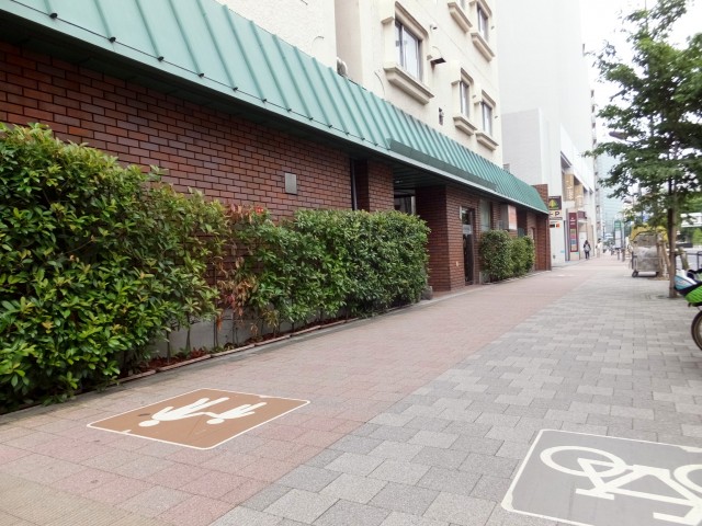 白金台グロリアハイツ　前面歩道