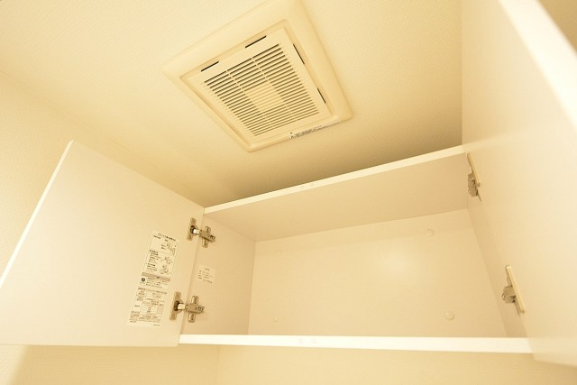 マンション小石川　トイレ吊戸棚