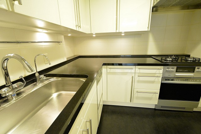 松濤アパートメント_L字のキッチン
