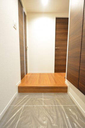 ルネ御苑プラザ313　玄関