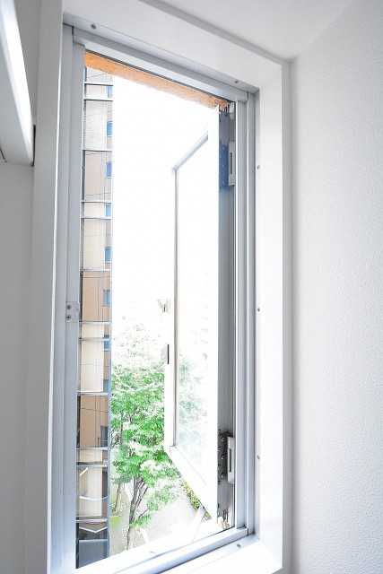 リレント新宿　クローゼット内の窓