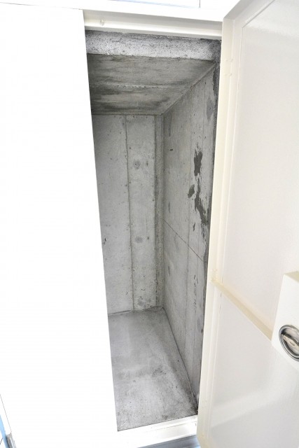 新宿内藤町ハウス　バルコニー物入