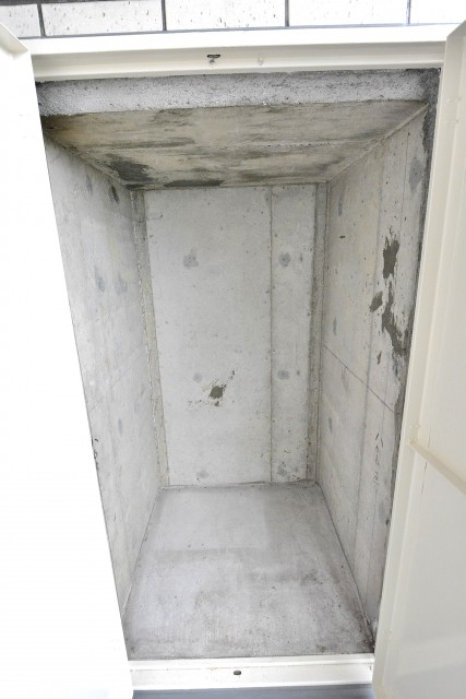 新宿内藤町ハウス　バルコニー物入