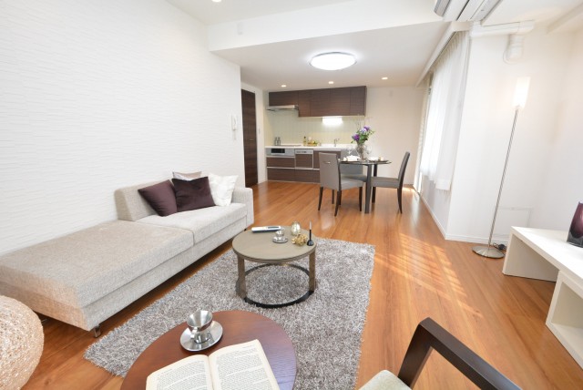 ルネ御苑プラザ313　リビングダイニング