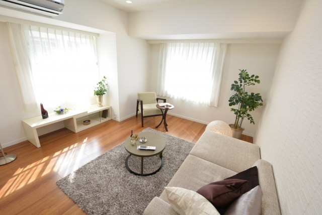 ルネ御苑プラザ313　リビングダイニング