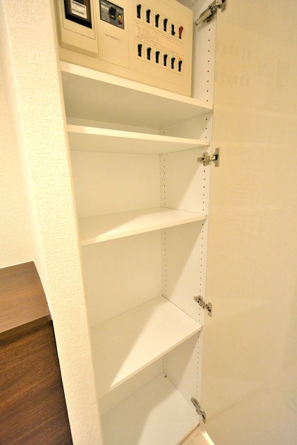 ハウス三軒茶屋　廊下収納