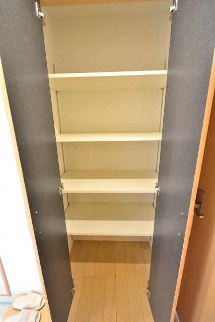 エンゼルハイム高井戸　廊下収納