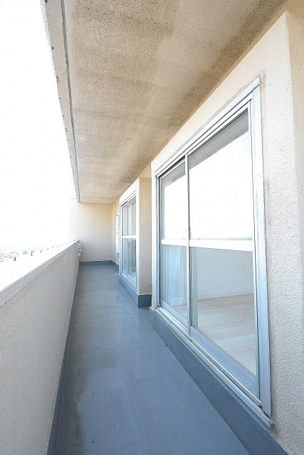 ライオンズマンション駒沢　13.6帖LDK側のバルコニー