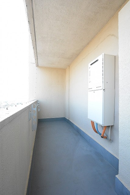 ライオンズマンション駒沢　13.6帖LDK側のバルコニー