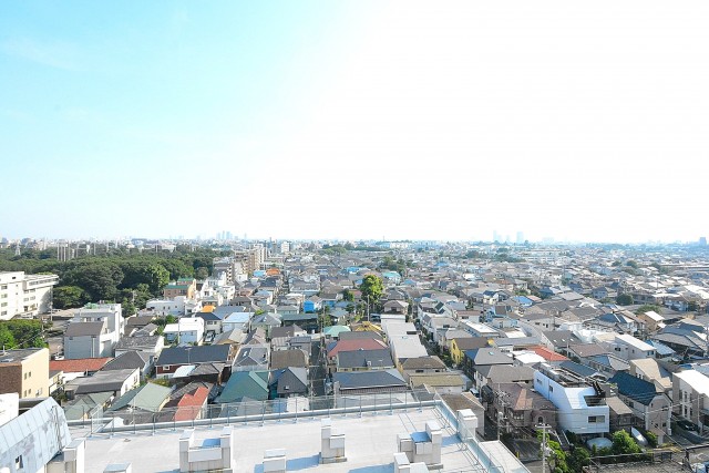 ライオンズマンション駒沢　13.6帖LDK側のバルコニー眺望