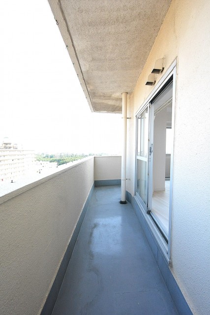ライオンズマンション駒沢　5.1帖洋室側のバルコニー