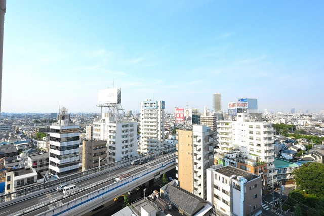 ライオンズマンション駒沢　5.1帖洋室側のバルコニー眺望