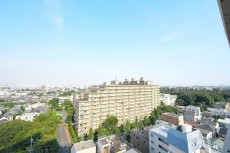 ライオンズマンション駒沢　5.1帖洋室側のバルコニー眺望