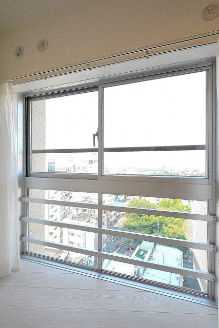 ライオンズマンション駒沢　6.3帖洋室のサッシ