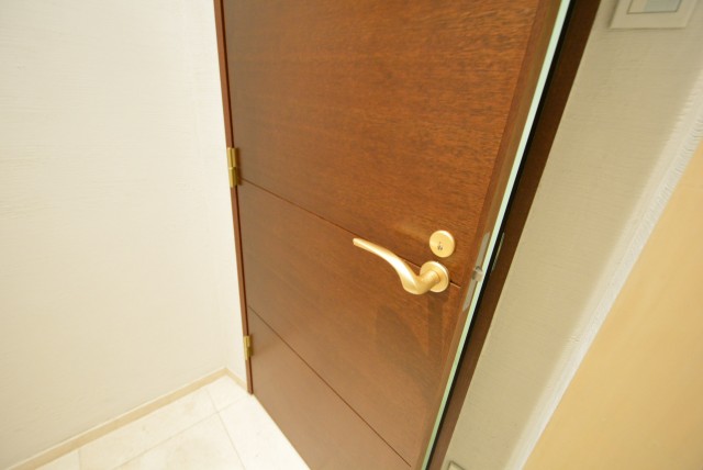 赤坂アーバンライフ103号室　扉