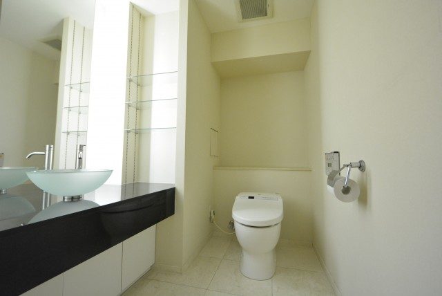 赤坂アーバンライフ103号室　トイレ