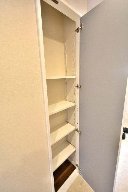 広尾マンション　廊下収納