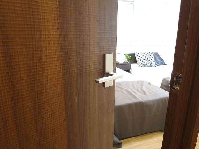 ランドステージ祐天寺　8.1帖のベッドルームドア