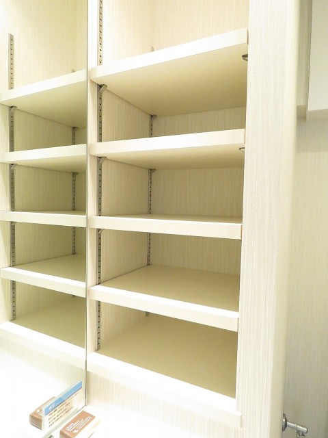 朝日シティパリオ高輪台A館　洗面化粧台収納