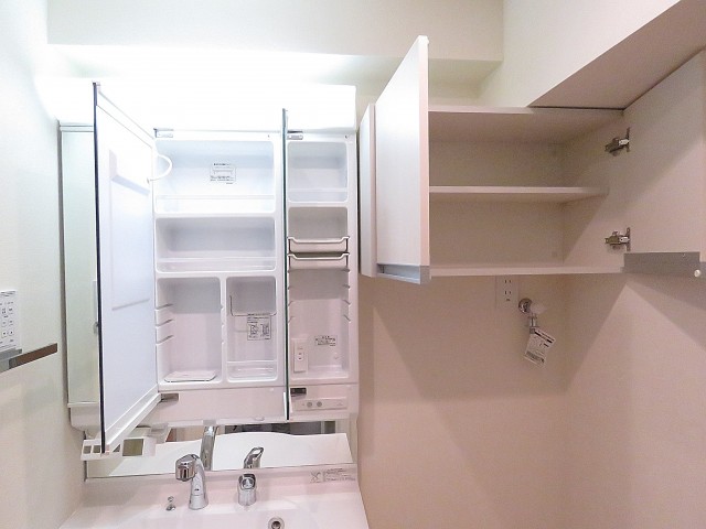 セブンスターマンション第3大森　洗面化粧台と洗濯機置場