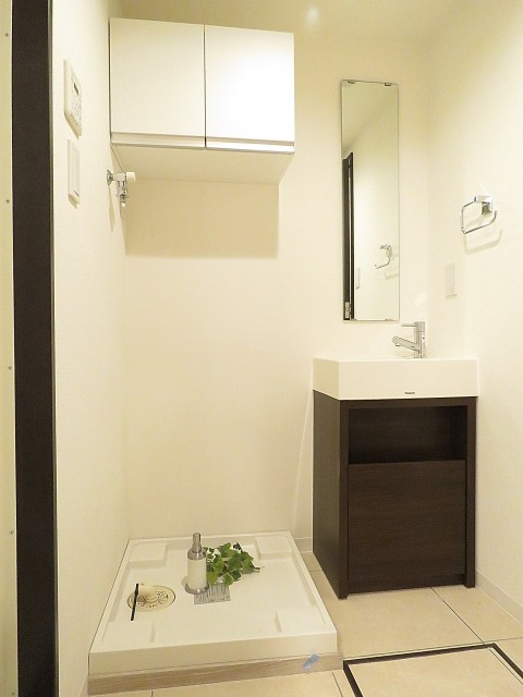 近鉄ハイツ魚籃坂　洗濯機置場と洗面化粧台