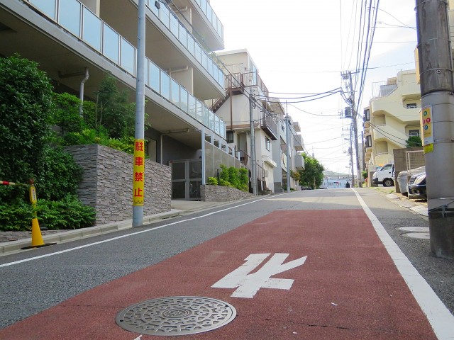 ジェイパーク上池台　エントランス前道路