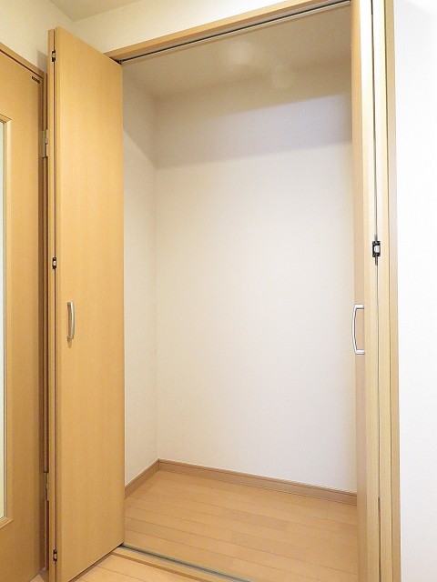 秀和都立大レジデンス　廊下収納