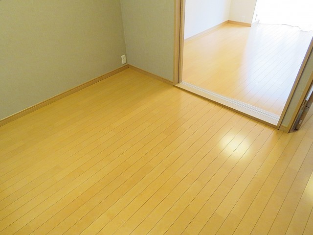 秀和都立大レジデンス　ダイニングキッチン+洋室