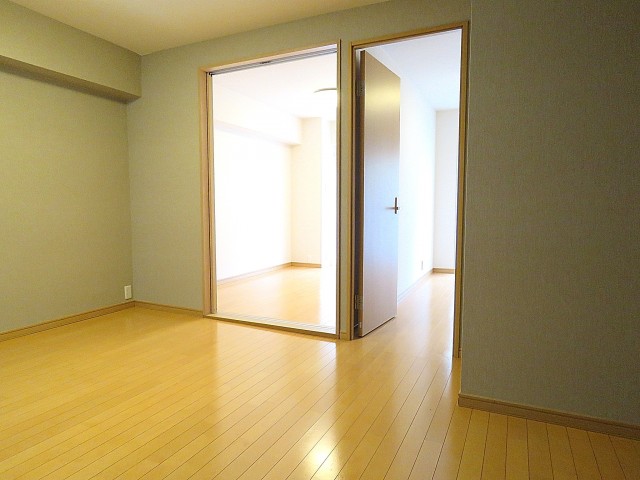 秀和都立大レジデンス　ダイニングキッチン+洋室