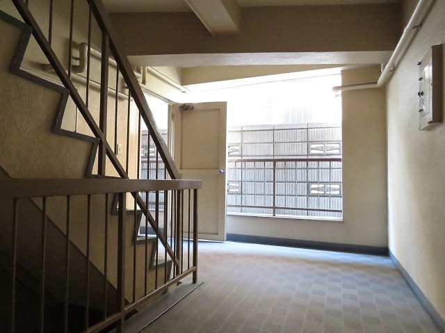 松濤マンション　共用階段