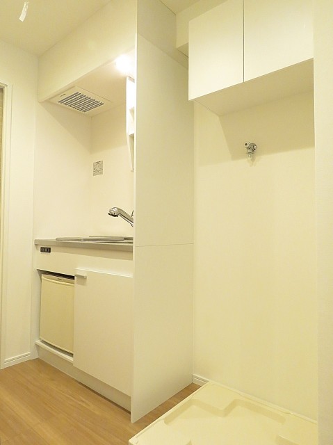 銀座永谷タウンプラザ　キッチンと洗濯機置場