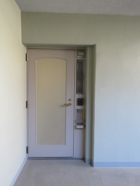 ハウス三軒茶屋　玄関前