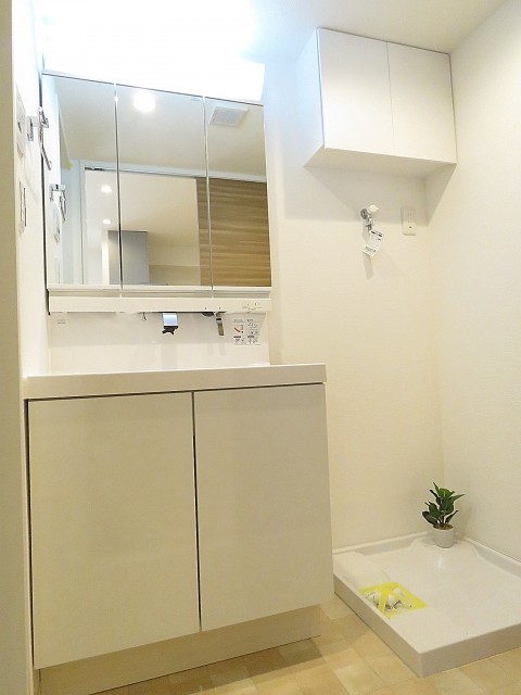 祖師谷大蔵サマリヤマンション　洗面化粧台と洗濯機置場