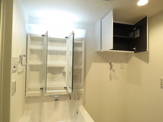 祖師谷大蔵サマリヤマンション　洗面化粧台と洗濯機置場