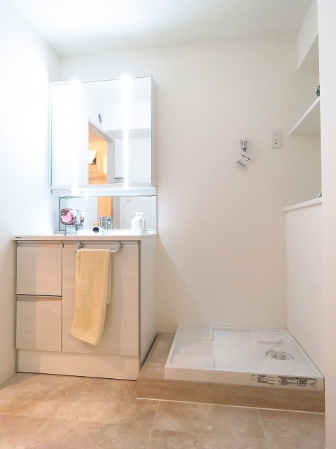 西五反田コープ　洗面化粧台と洗濯機置場