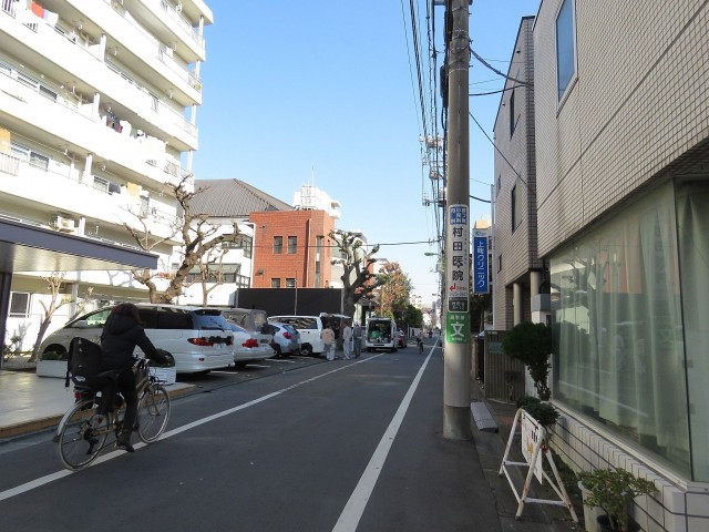 上町マンション　エントランス前道路
