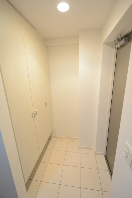 プレジール新宿大久保 玄関