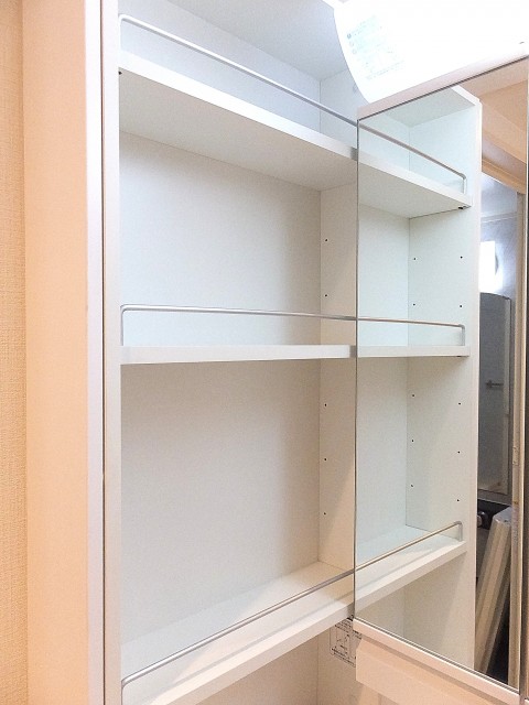 グランドメゾン目黒　洗面台横リネン庫