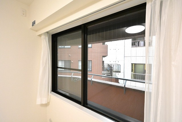 パレ・エテルネル　6.5帖のベッドルーム窓