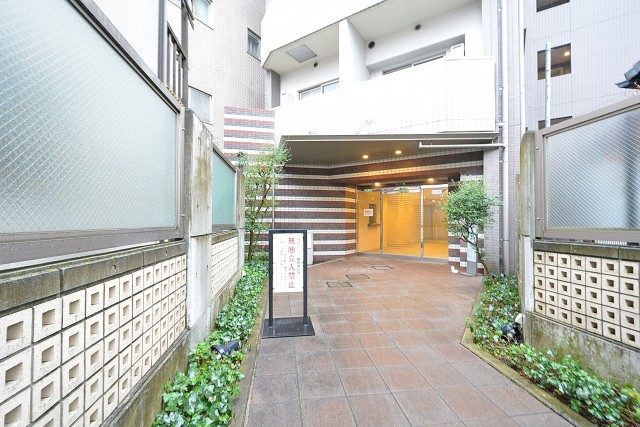 日神デュオステージ新宿若松町　エントランスアプローチ