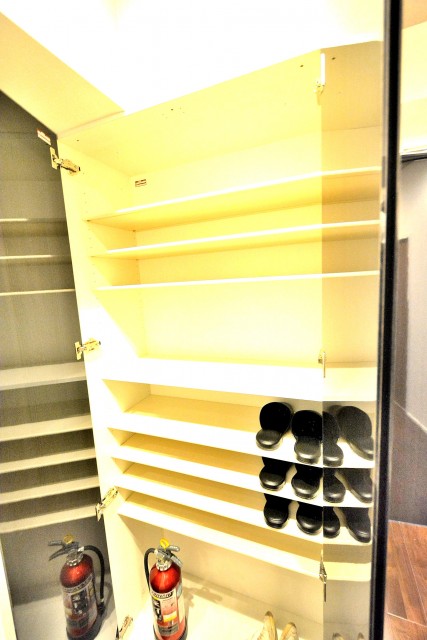 ドミネンス本郷　シューズボックス