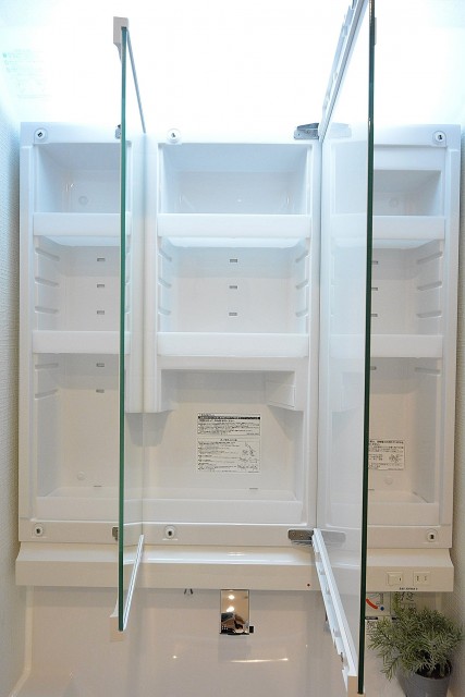 グランドパレス田町　洗面台三面鏡裏収納