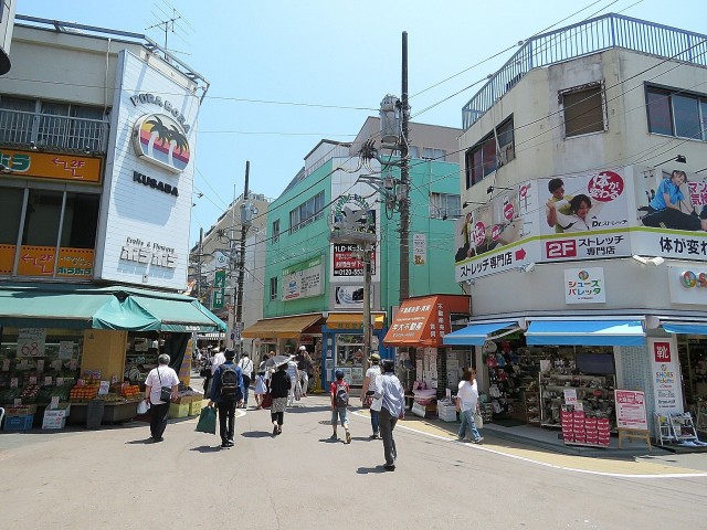 ベルメゾン鷹番　商店街