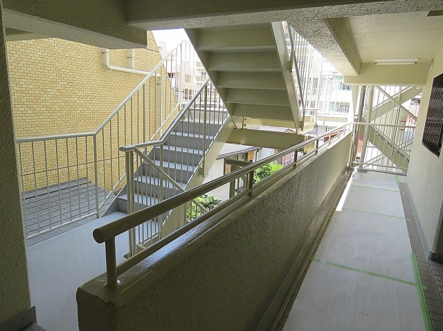 ベルメゾン鷹番　共用廊下