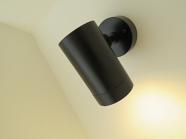 グランデージ和泉　洗濯機置場上のスポットライト