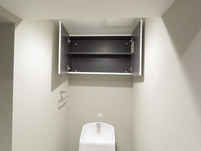 松栄戸越マンション　トイレ吊戸棚