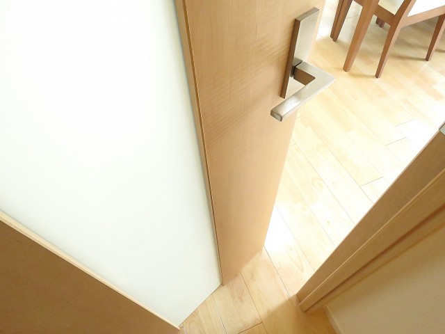 サンライン成城ハイツ　LDK扉