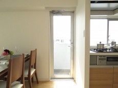 サンライン成城ハイツ　西側バルコニー扉