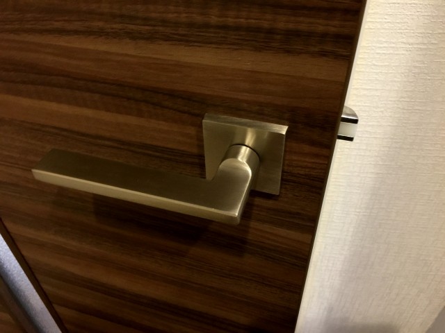 リビングダイニングキッチンへ