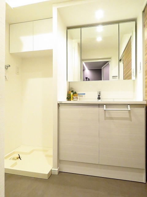 ヴィラ赤坂　洗濯機置場と洗面化粧台